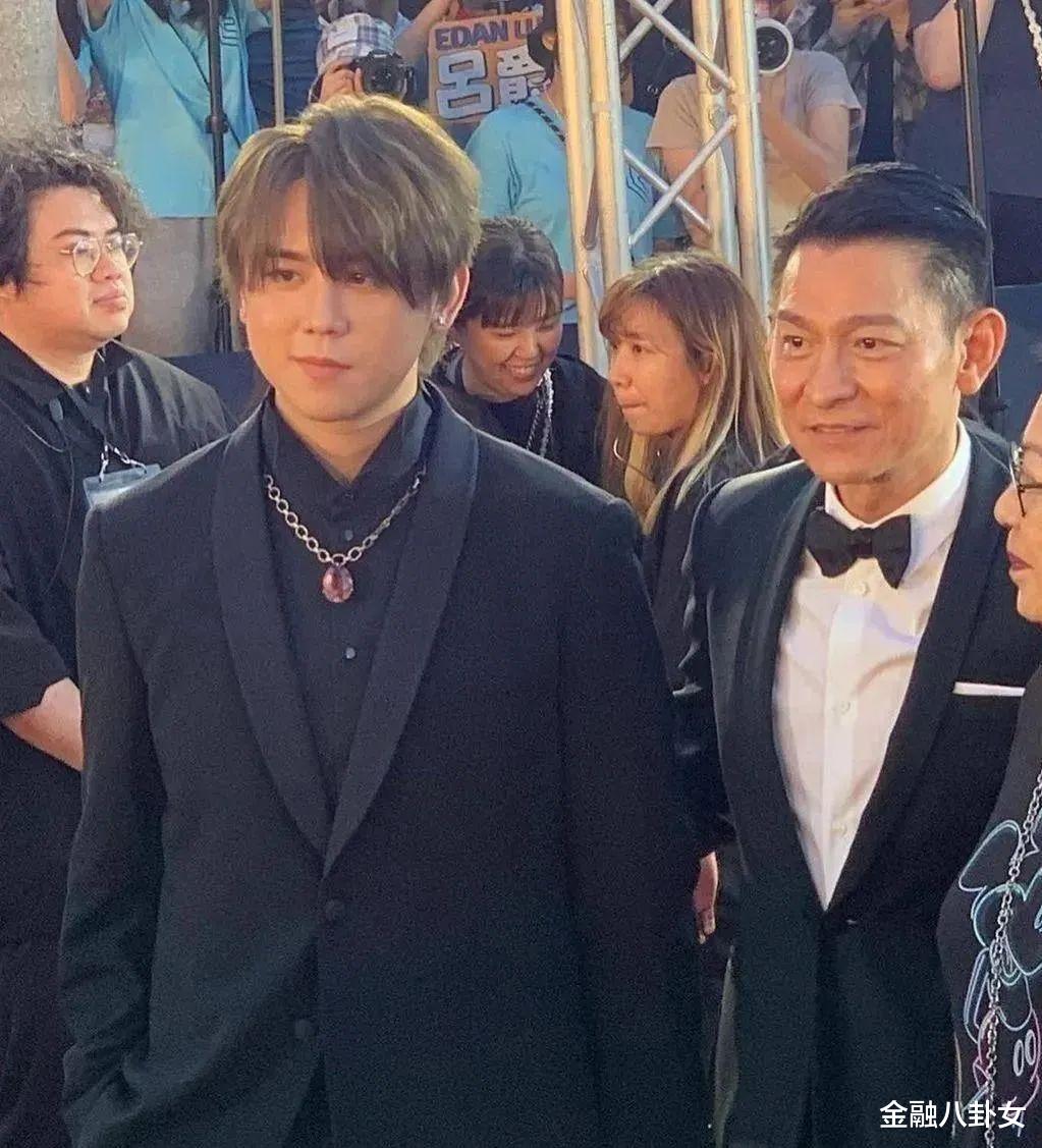 24岁买1800万豪宅、“脚踩”四大天王的香港顶流,演唱会10块钱没人听?