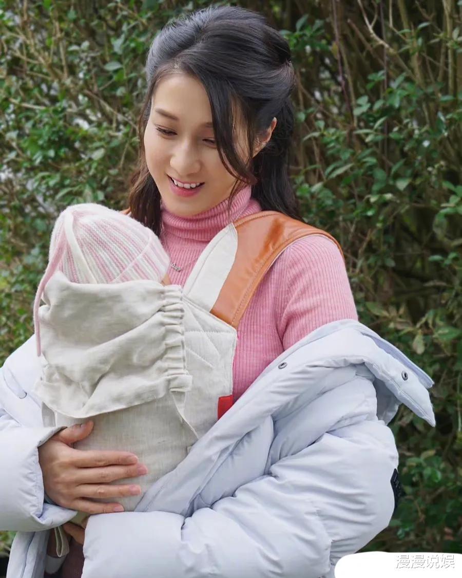 钟嘉欣|演员钟嘉欣首次公开三胎女儿水下分娩视频，全程表情坚定，好勇敢