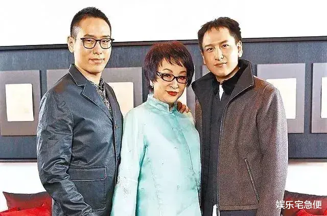 杨紫琼办婚宴,吕克贝松和何超琼到场,85岁母亲看着比女婿还年轻