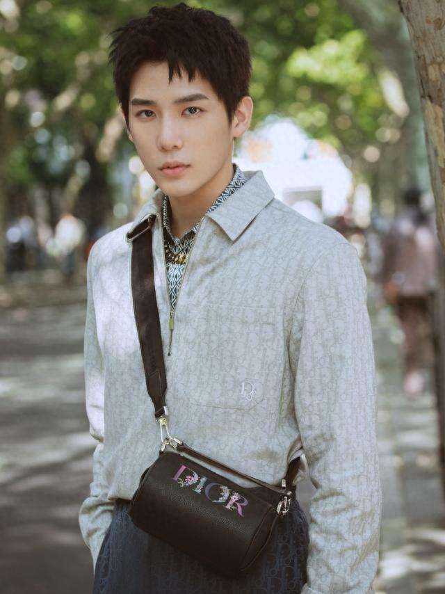 看了当红艺人“判若两人”旧照，才明白资本造星的力度，有多强！