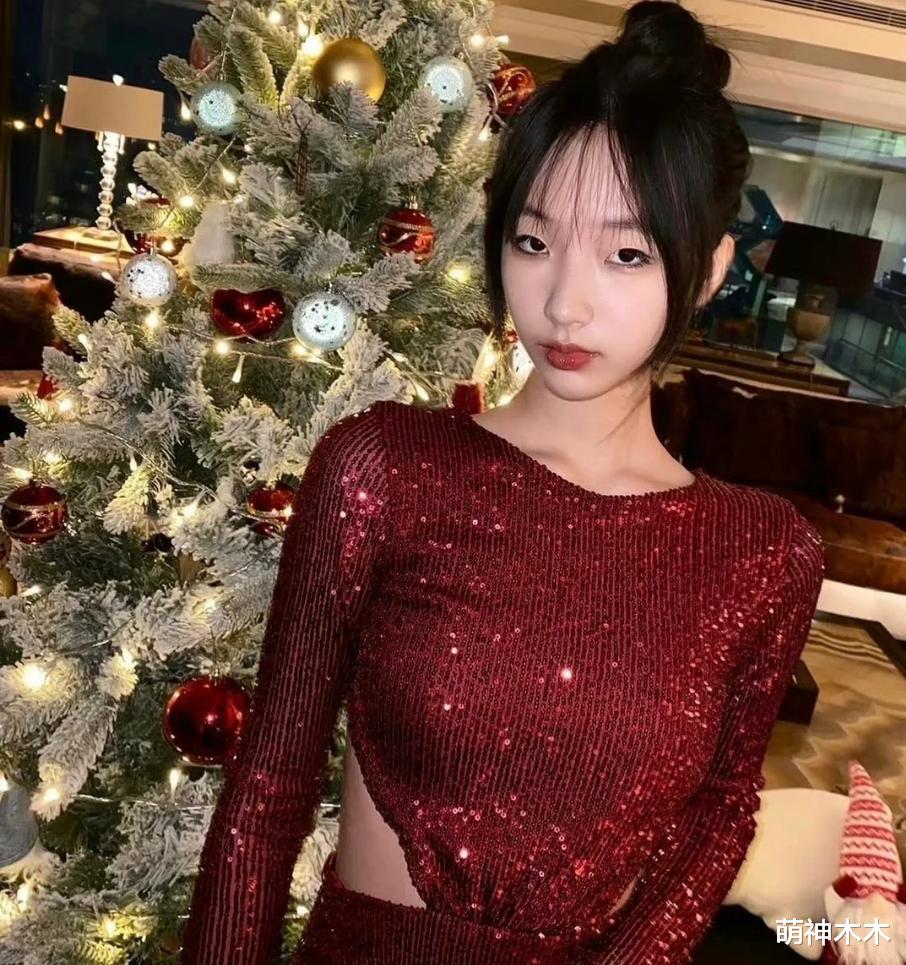 多位女星圣诞装扮惹争议，露背又露腿太出格，一身风尘味让人尴尬