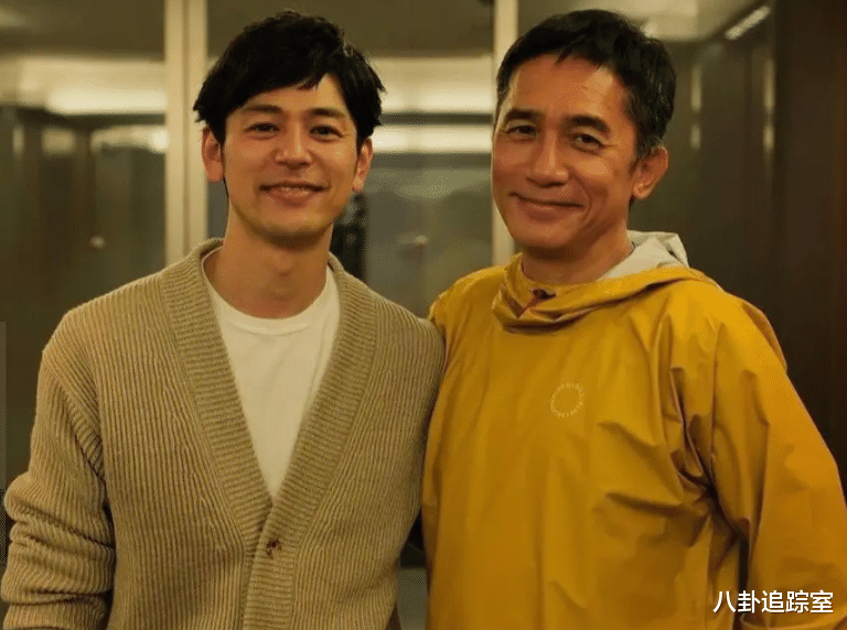 梁朝伟|梁朝伟疑在日本上班,背旧包闲逛惬意长居,刘嘉玲在香港频参聚会