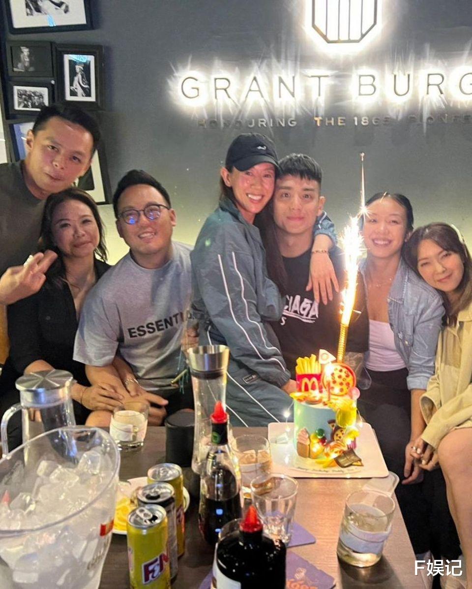 梁靖琪和儿子开心为老公庆生晒温馨合影