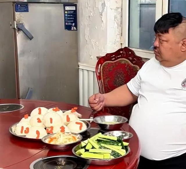 雌激素 “牛亡爷”恩克成笑话，拿12个馒头当减肥餐，网友：自欺欺人