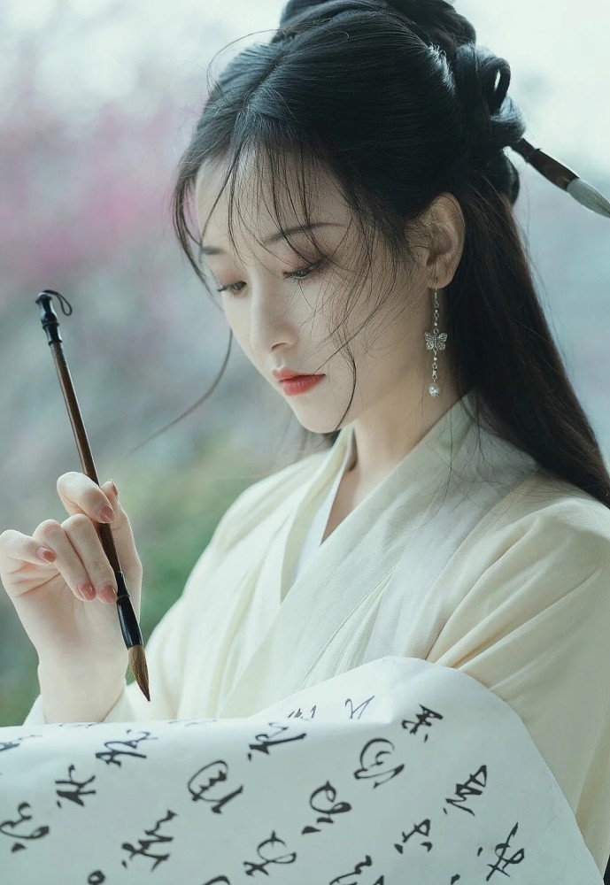 先皇后羞辱我,父皇拿我当报复母妃的工具,而她却在