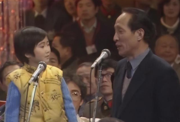 2024年春晚成了杂货铺?明星嘉宾引热议,看来今年的电费又省下了