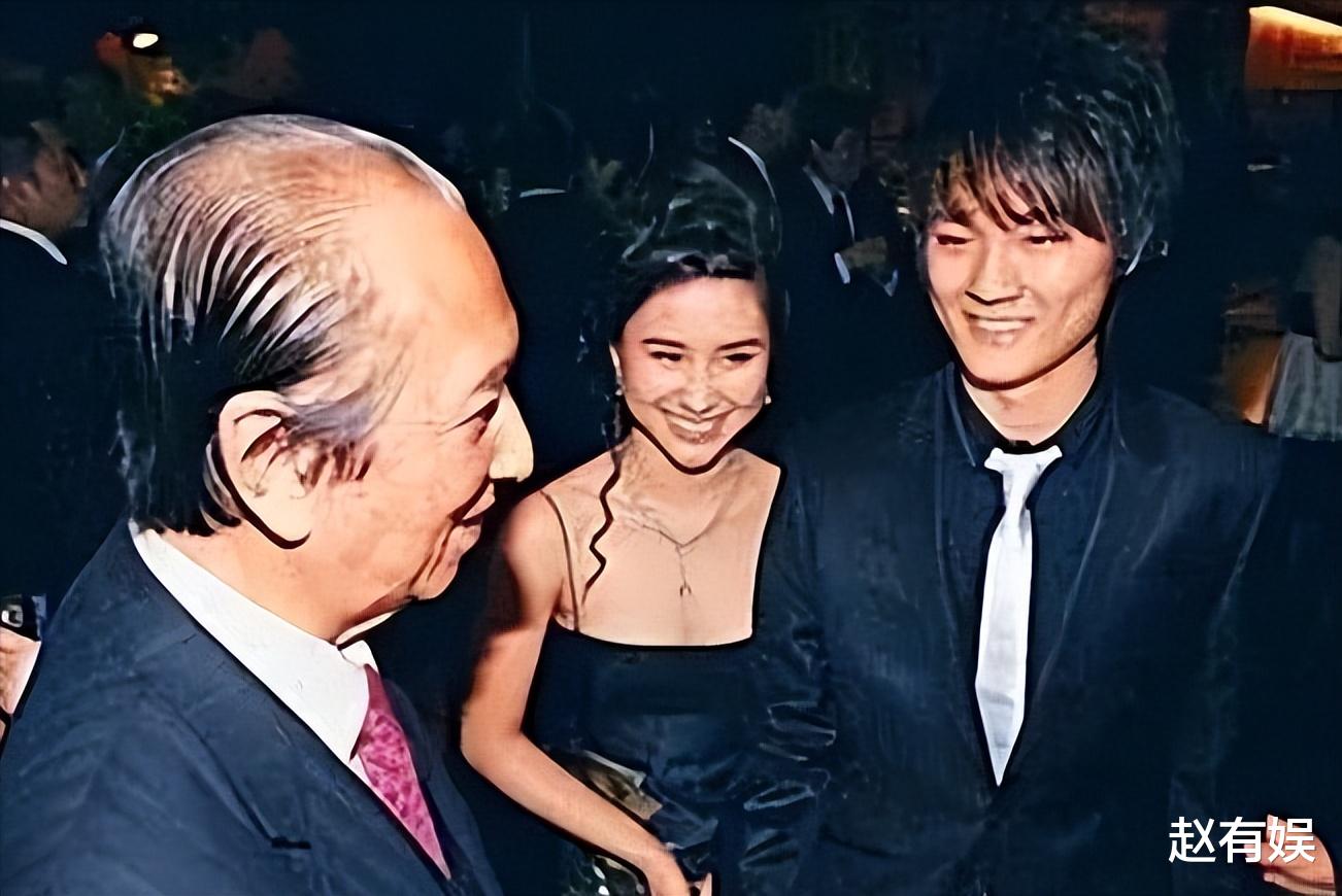 何超莲|大婚才20天,何超莲“面目全非”,鼻子和脸变圆润,背带裤遮孕肚