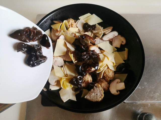 茶树菇|冬天别再炒菜了，教你4道炖菜，热乎乎香喷喷的一大锅，滋养驱寒又暖胃