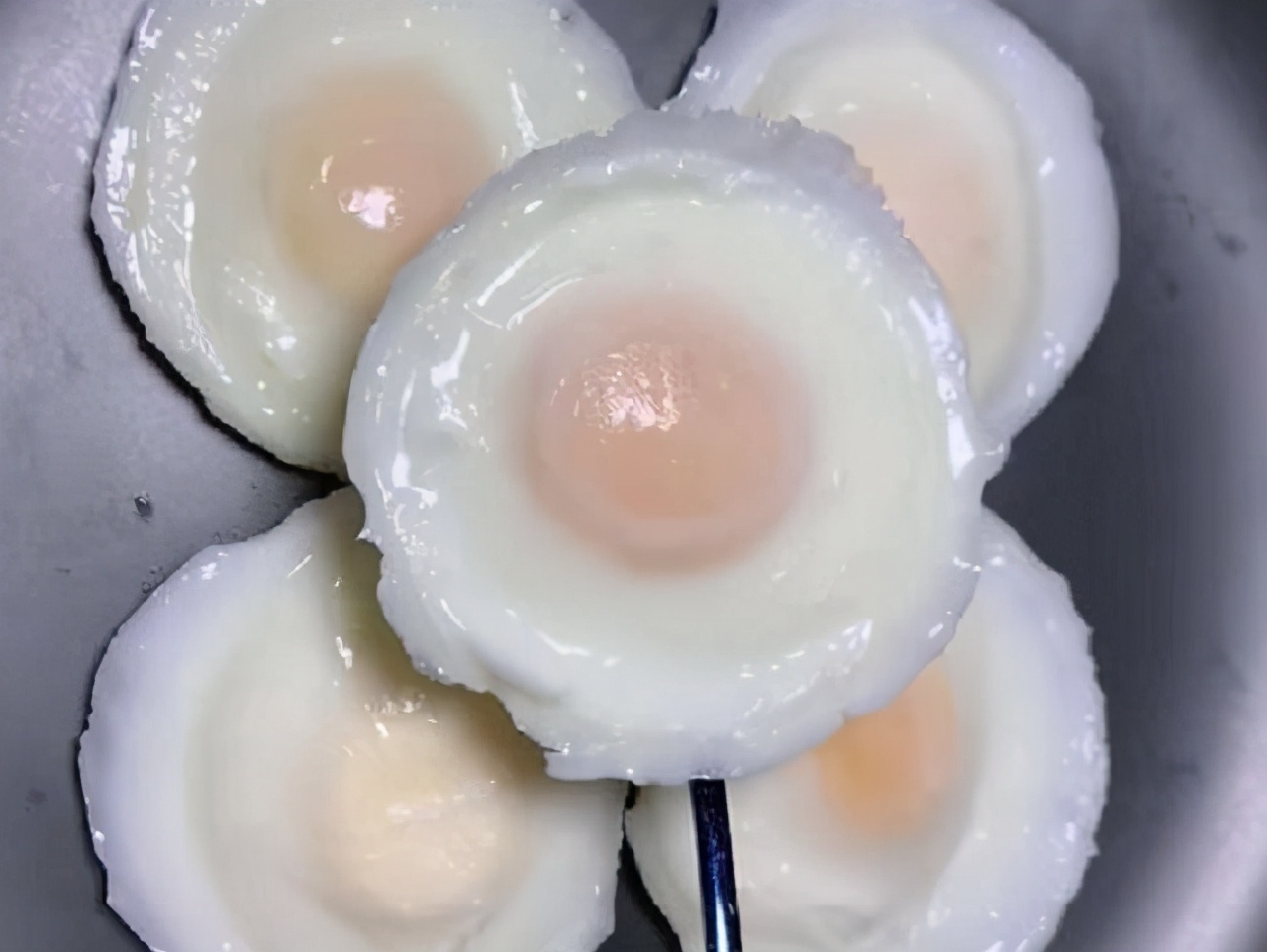 荷包蛋|煮荷包蛋时，水开下锅是不对的，记住1个技巧，鸡蛋圆嫩口感好