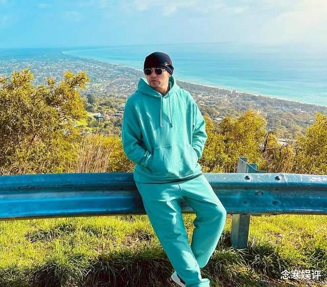 周杰伦|周杰伦在私人飞机上喝果茶，胡子拉碴不顾形象，表示不害怕会长胖