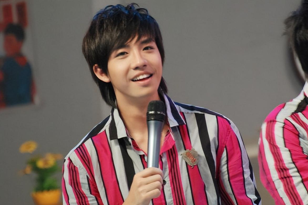 41岁任家萱“官宣产子”,一家三口幸福合照,13年辛酸令人心疼