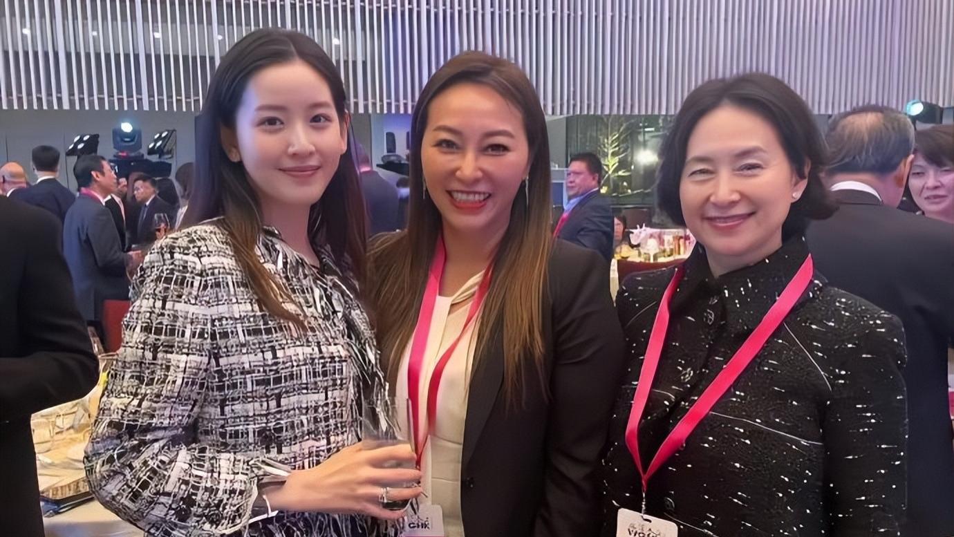 郭晶晶|豪门聚会，章泽天和何超琼同框贵气十足，郭晶晶摆pose不自然