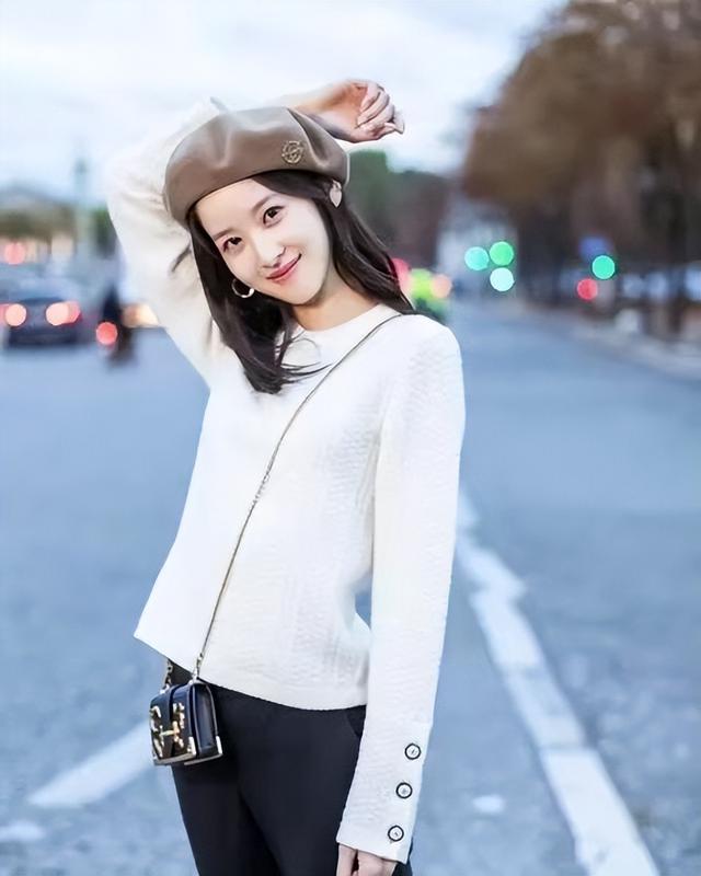 章泽天大学素颜照被疯传！满脸雀斑还单眼皮，与现在简直判若两人