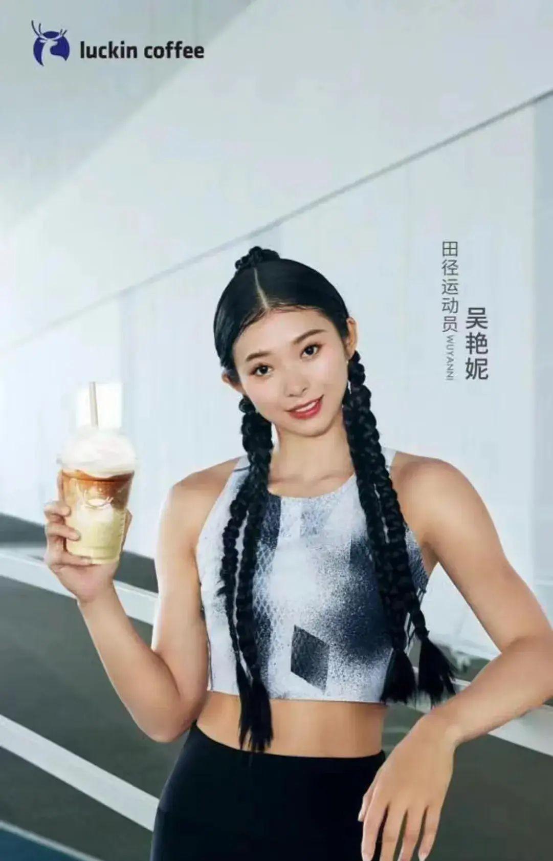 吴燕妮现身成都网红街,走路拽拽的!对自己的身材美貌很有自信!