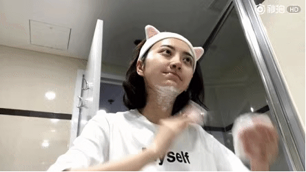 “富贵花”景甜：15年强捧上位，张继科事件后资源暴跌，快糊了？