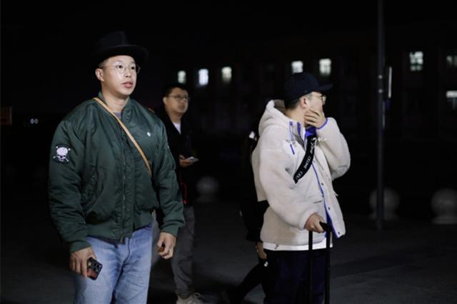 德云社烧饼空降小剧场,拿曹鹤阳二胎调侃,四哥的回怼属实精彩