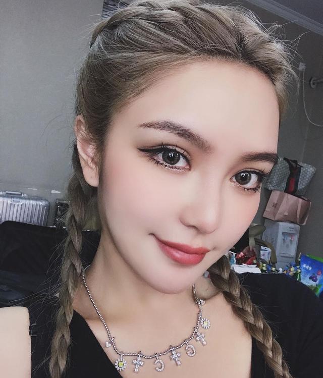 迪士尼+|周扬青自嘲机场安检机器辨识不出我的脸!感叹:脸肿得面目全非