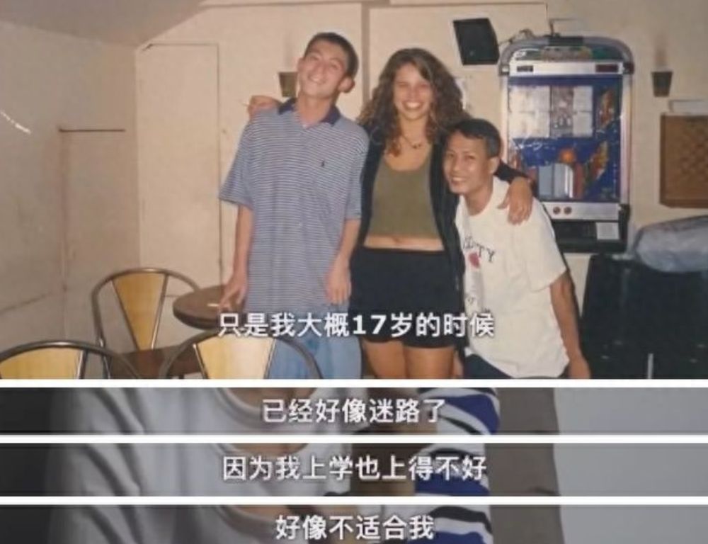 陈冠希夫妻出席活动，和美女亲密搂抱合影，71岁陈父比儿子显年轻