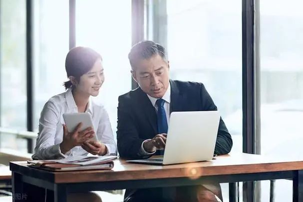 帮领导办私事，领导说“谢谢你”，笨蛋才说“应该的”