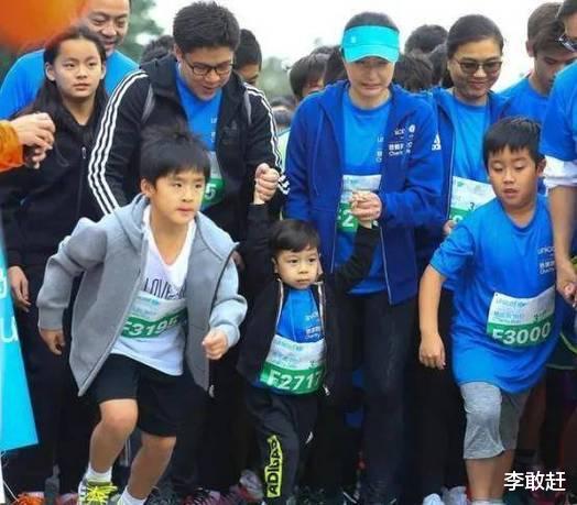 柯基|霍启刚晒三子女正面照引热议,都是隔代遗传?郭晶晶是有多受宠?