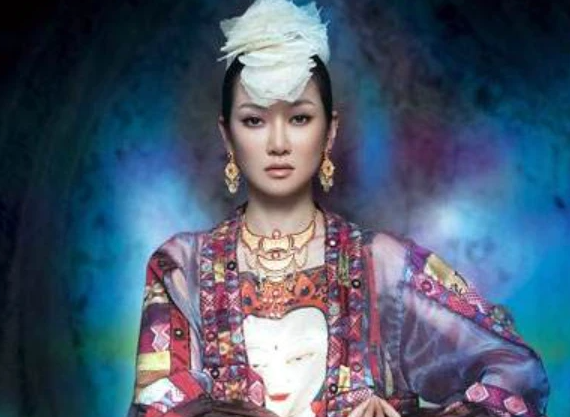 |她曾春晚常客，与富豪认识1小时便领证，今41岁成豪门阔太