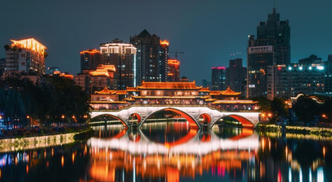 重庆|中国有哪些出色的夜景？重庆充满烟火气，成都先进时尚