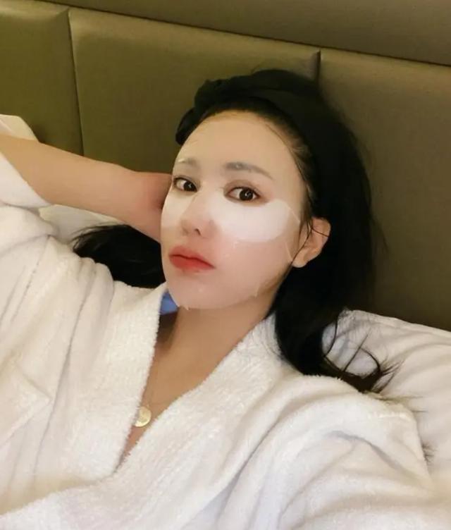 水果 买护肤品，一定要遵循“买精不买多”，家里只要备这3种就够用了