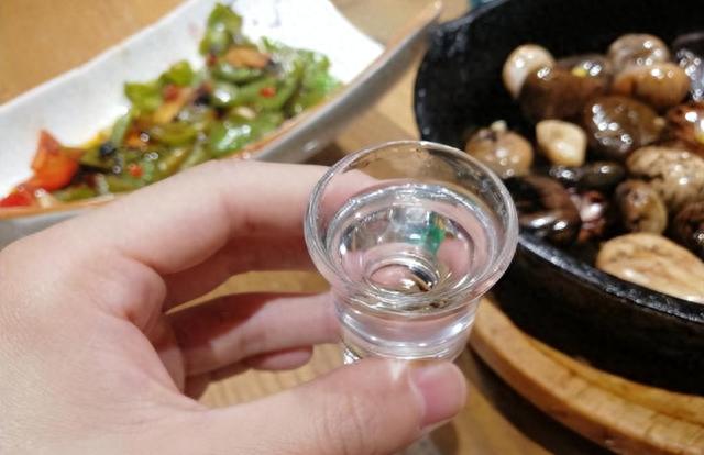 吃晚饭时,长期喝点“白酒”的人,最后身体都怎么样了?