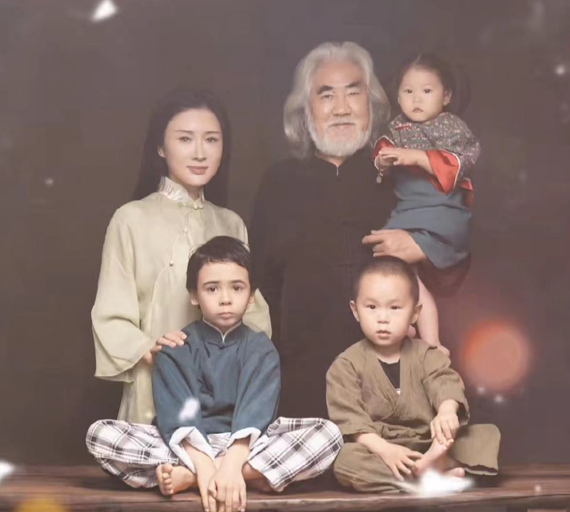 张纪中|张纪中小31岁爱妻怀孕4月,小腹凸身材丰盈,男方蹒跚十指紧牵