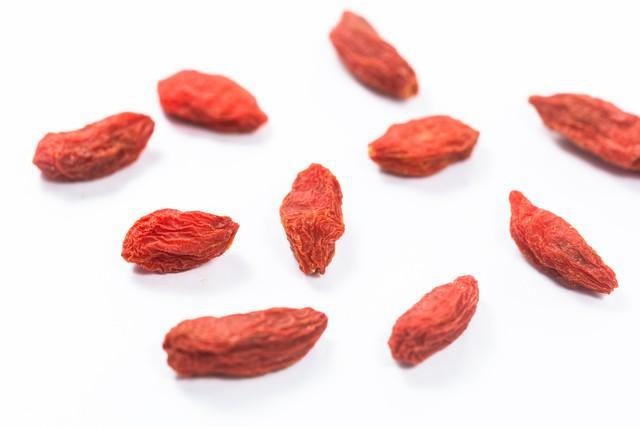 每晚睡前嚼几粒枸杞,一个月后,四件好事或不请自来