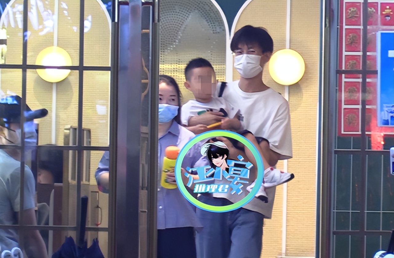 婴儿车|颖宝带娃逛乐园，拎13万包包忙自拍，4岁“想想”坐婴儿车引争议