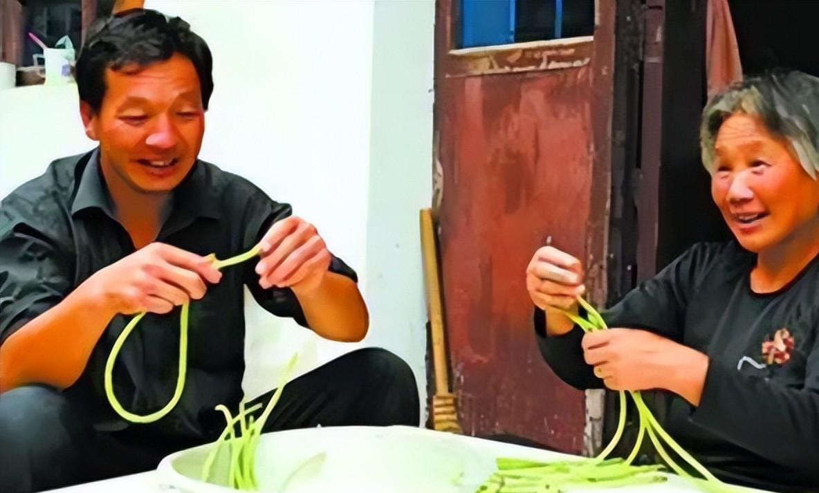 让人心痛!2010年河北小贩和顾客闲聊,突然跪地痛哭:妈,我整整找了你17年