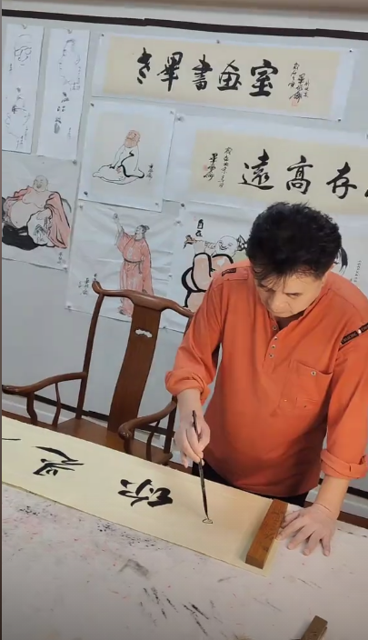 64岁毕福剑罕见现身,住北京13万一平豪宅,画室杂乱老年斑明显