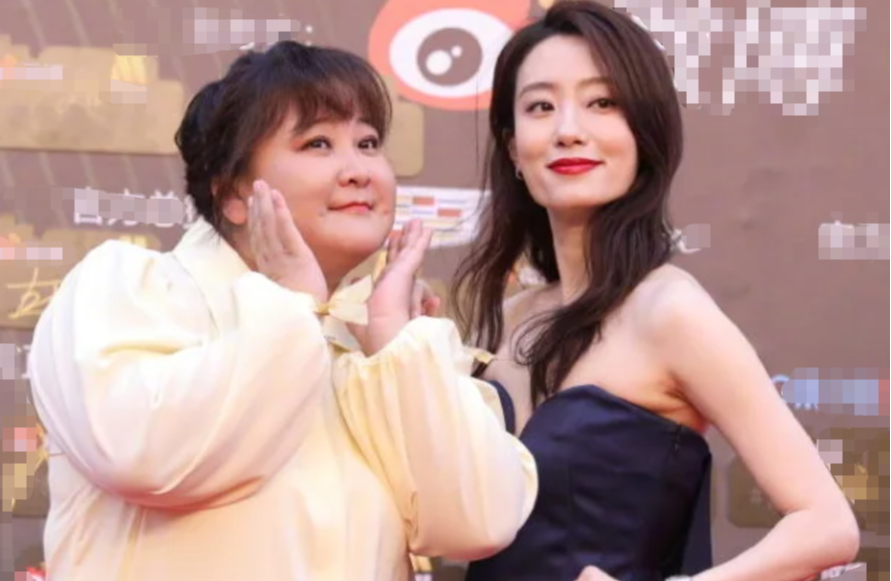 贾玲|瘦了！贾玲被曝生子后露面，与张小斐身形相近，41岁生日超开心