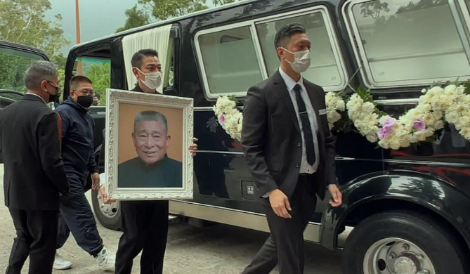 刘德华捧父亲遗像出殡!朱丽倩和11岁女儿哭成泪人,多位大咖到场