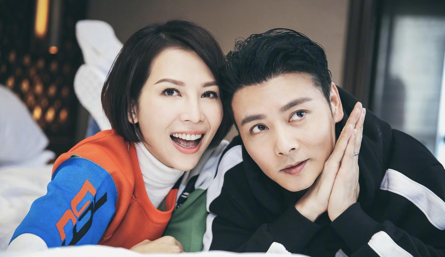 蔡少芬|蔡少芬晒全家福为49岁的老公庆生,张晋却调侃其唱跳俱废毫无求生欲