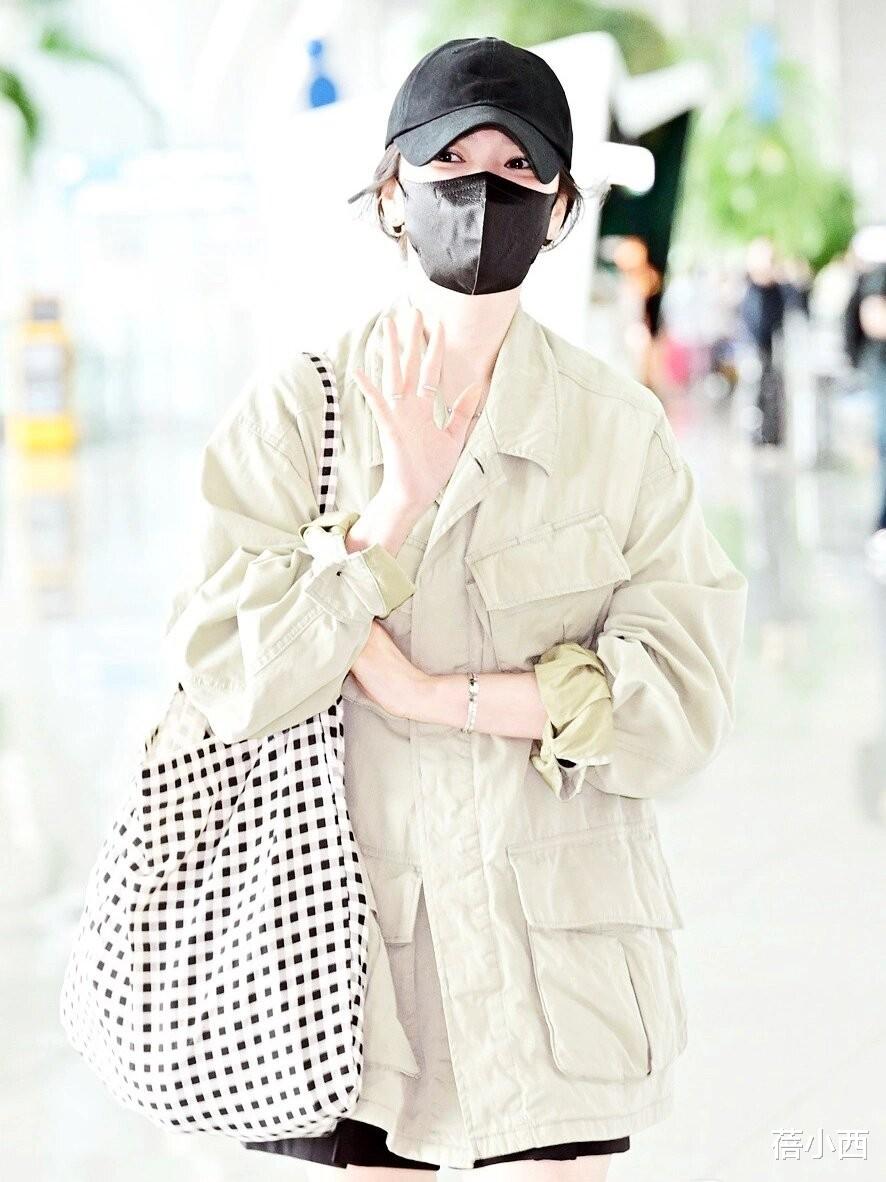 宋慧乔的新穿搭又火了:工装外套+二分裙+乐福鞋,时髦洋气又减龄