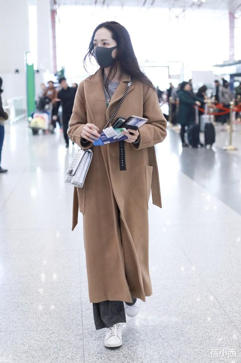向太儿媳郭碧婷真没野心!穿大衣配阔腿裤走机场,头发凌乱照样美