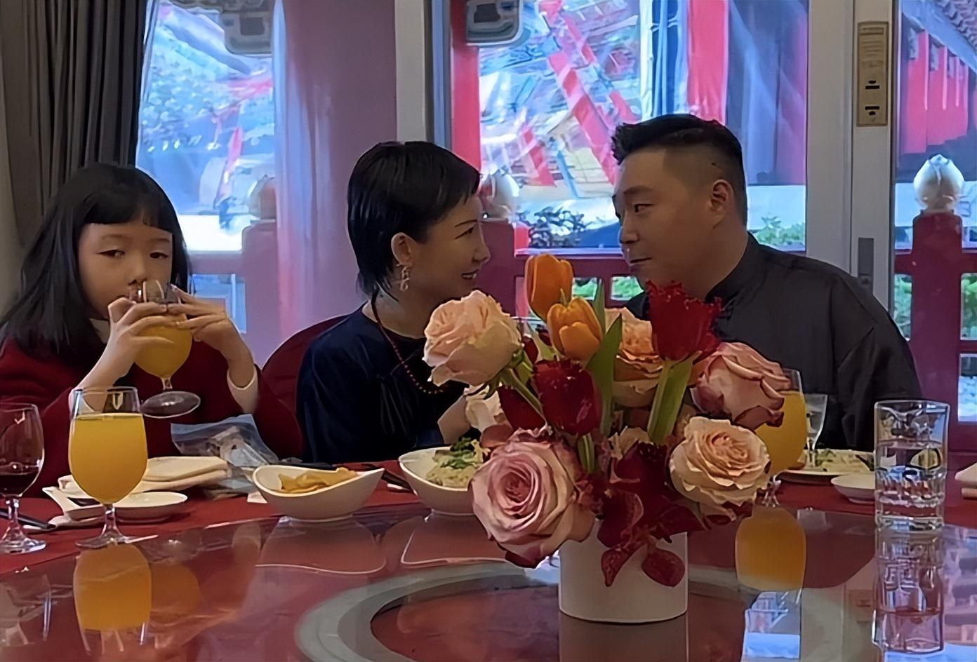 郝劭文|33岁郝劭文大婚释小龙当伴郎,新娘穿得像睡衣,8岁继女见证幸福时刻!