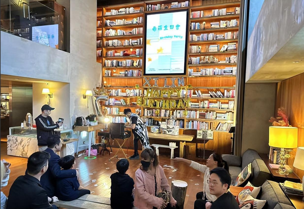 汪希玥|9岁汪希玥穿蓝裙为弟弟庆生,清纯模样酷似“杉菜”,外婆也来了