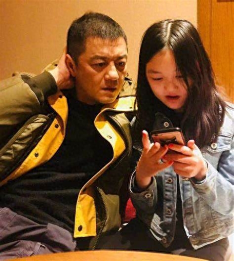 李亚鹏女儿周岁宴,李嫣疑特殊出场方式引争议,网友无语:真是恶心