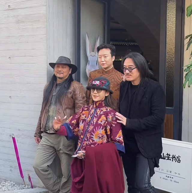 杨丽萍|杨丽萍李玉刚同过年被偶遇，胳膊紧挽关系亲密，多天相处惹人生疑