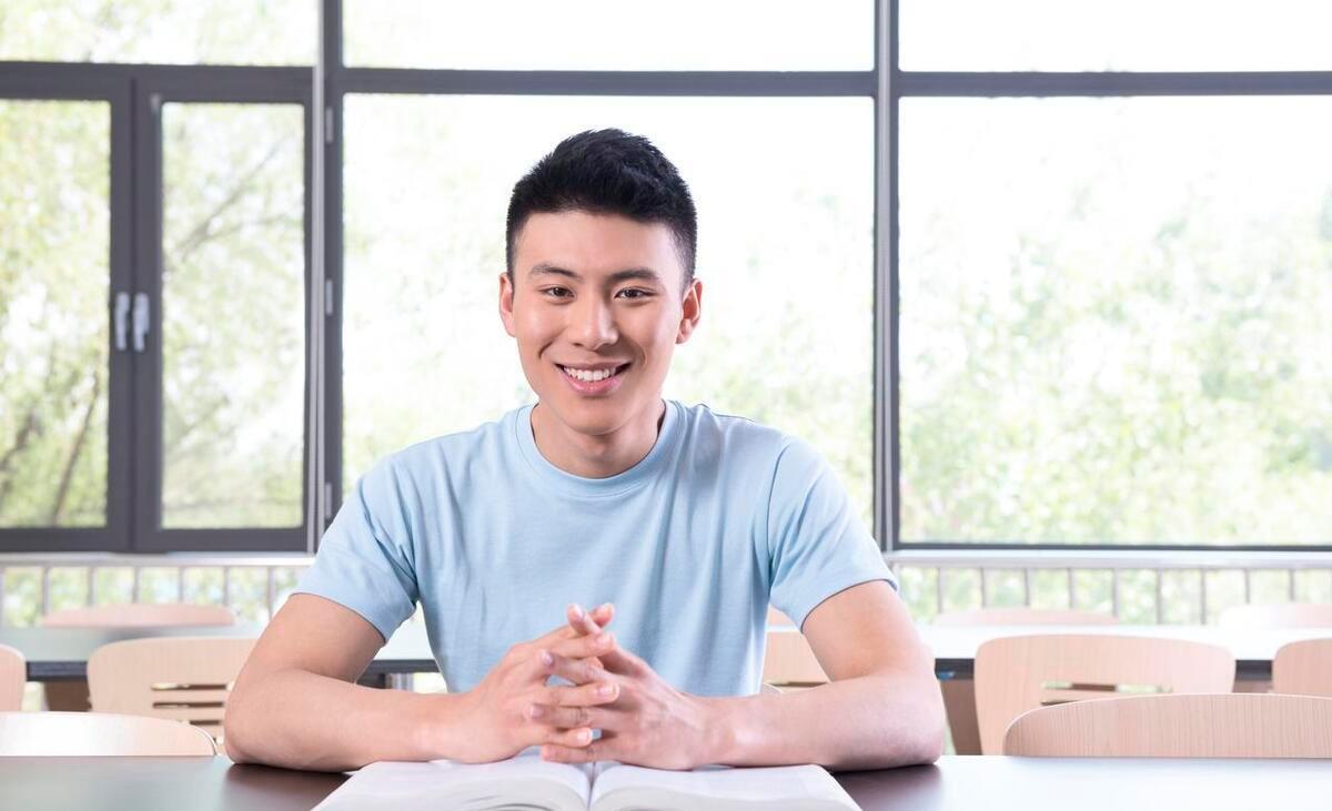 大学毕业不容易找工作,何不换个思路到部队就业,有哪5个路径?