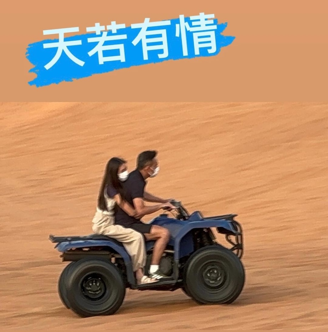 郭可盈晒迪拜沙漠度假照,和林文龙甜蜜接吻,13岁女儿亭亭玉立