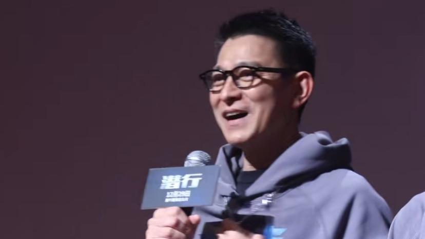 刘德华现身上海路演，近状曝光精神抖擞，获男粉表白现场比心回应