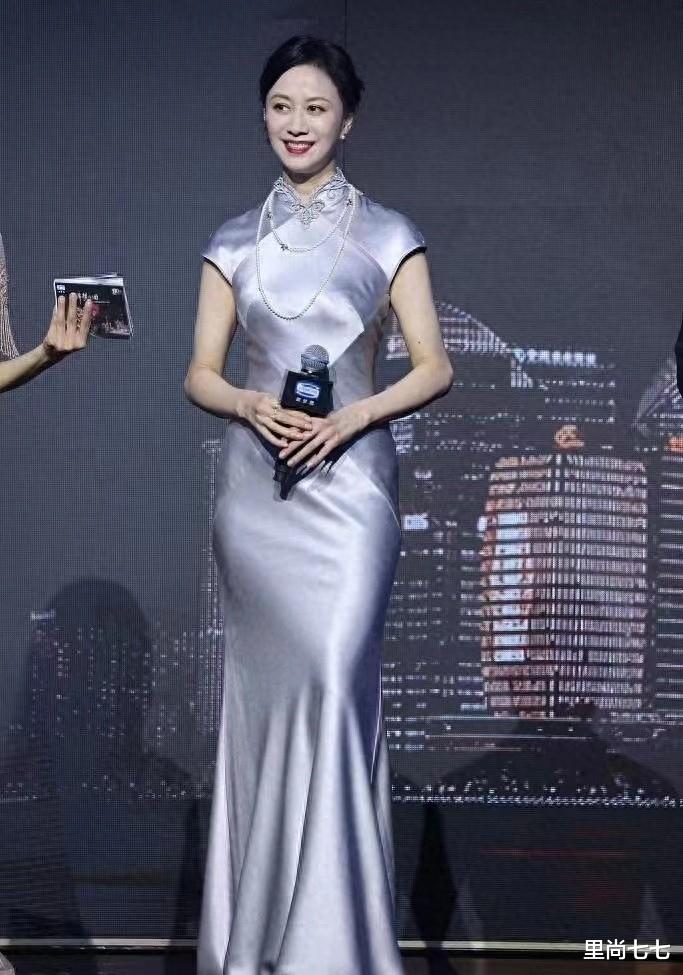 服了倪虹洁,穿旗袍戴珍珠像个姨太太,45岁的曲线是真惊艳