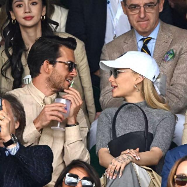 杨颖这张脸有多能打？比旁边白人长得还精致，太绝了