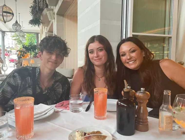 |赌王长房孙女罕见出镜,何家华与妹妹同框现身,何家文混血感十足