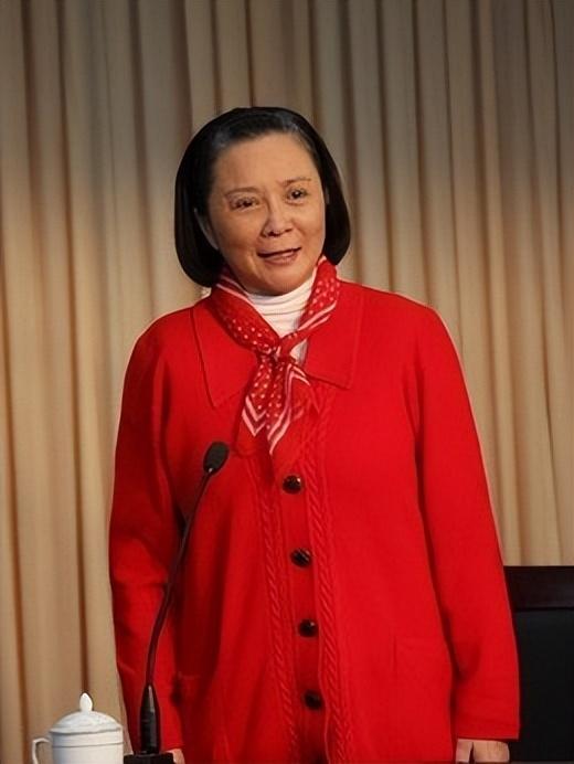 蔡明|从“小品女王”到被喊“滚出春晚”，蔡明到底哪里做错了？