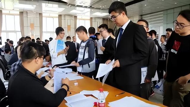 应届生应聘助理岗位，期待薪资过高被HR嘲讽，评论区看法很一致